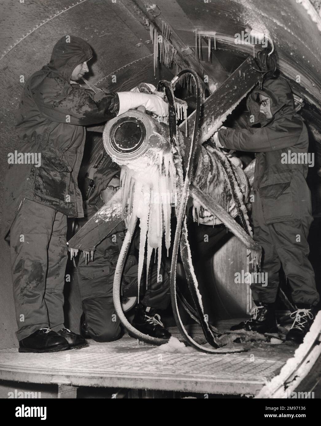 Ein Techniker inspiziert eine Schiff-Luft-Rakete von Armstrong Whitworth Seaslug, nachdem sie in der Klimakammer des Unternehmens bei arktischen Temperaturen getestet wurde. November 1959. Stockfoto