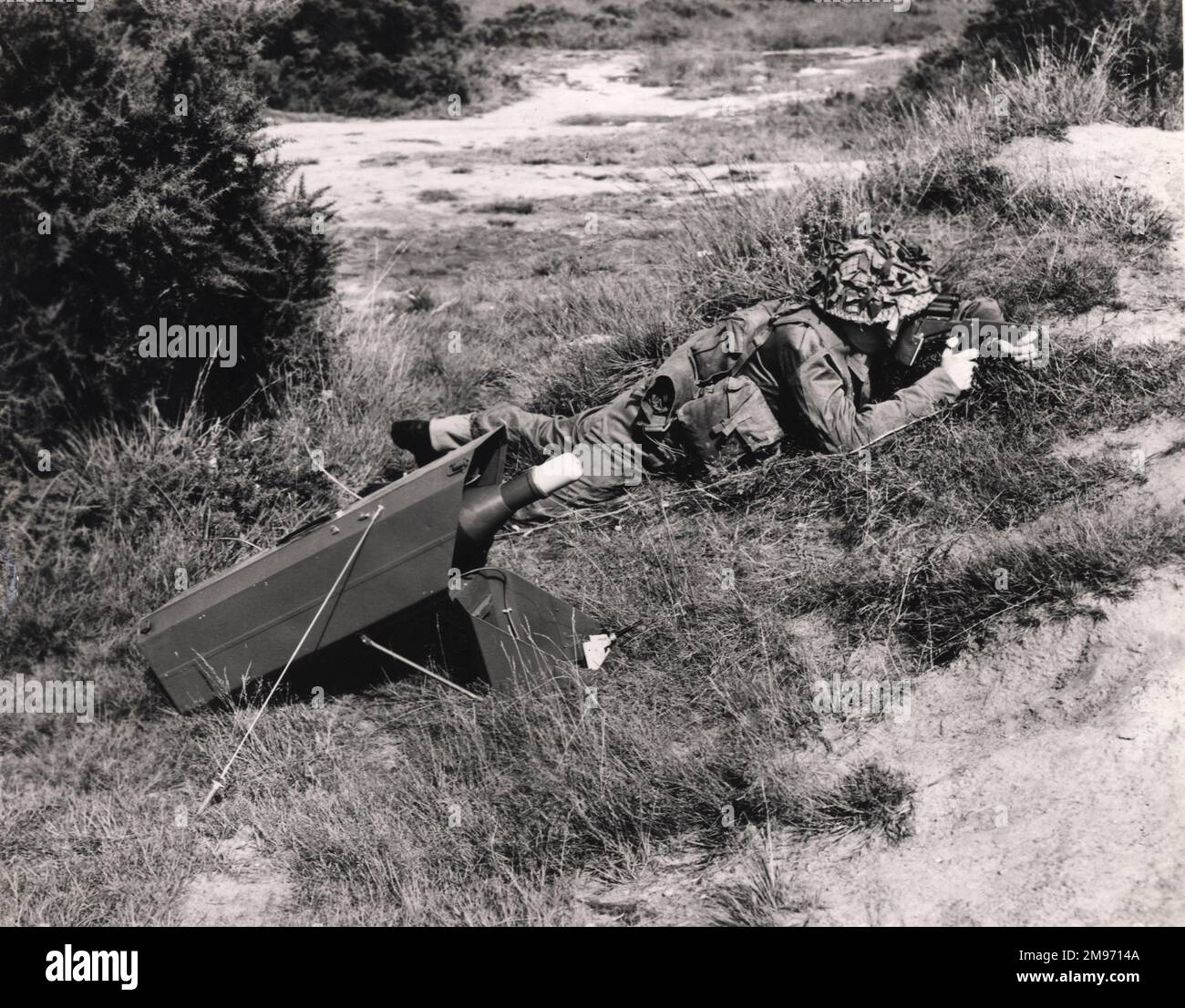 Ein Soldat, der eine Vickers 891-Panzerabwehrrakete abfeuern will. Ungefähr 1961. Stockfoto