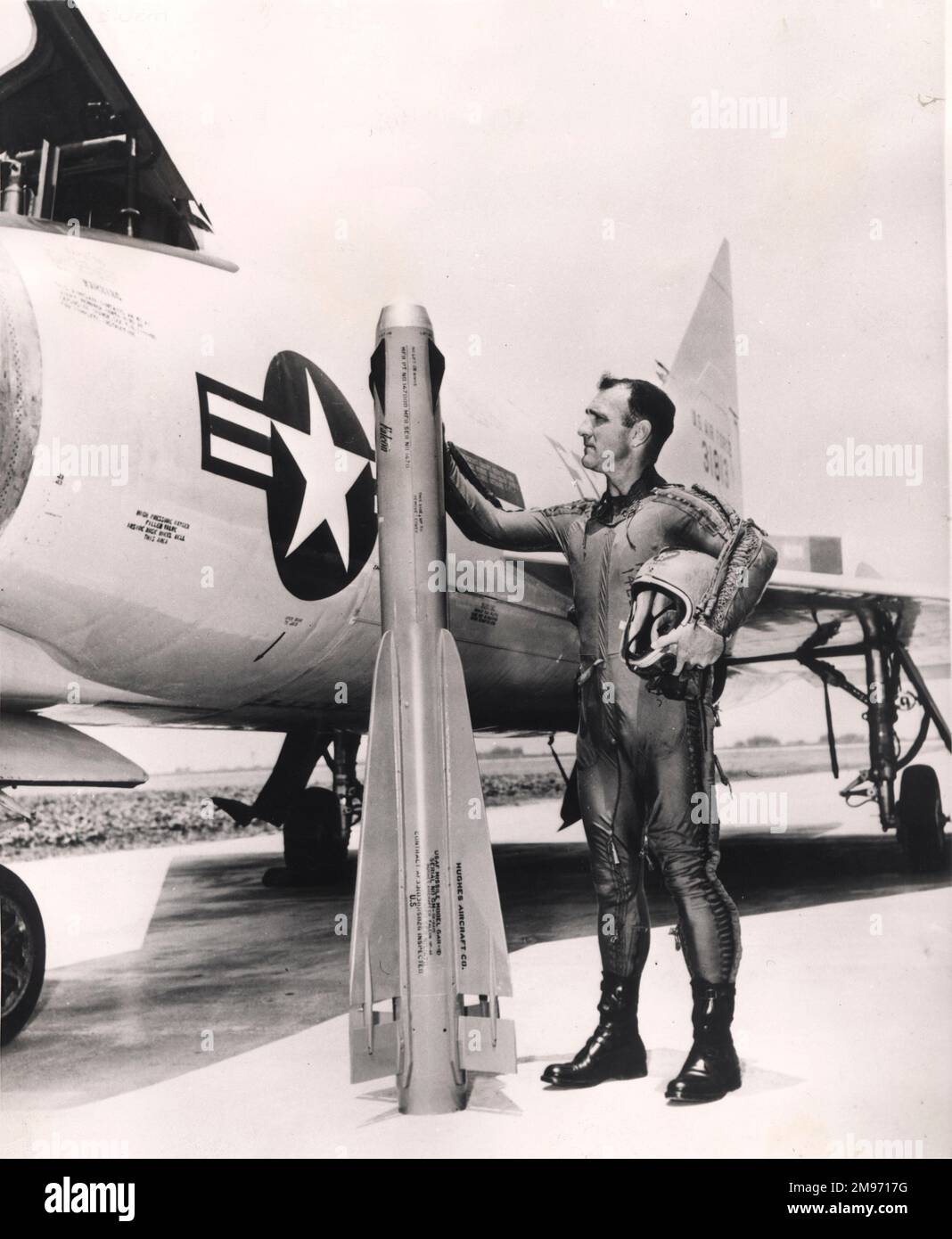 Hughes gar-2A Falcon Luft-Luft-Rakete mit Testpilot James O'Reilly und einer Convair F-102A. Juli 1957. Stockfoto