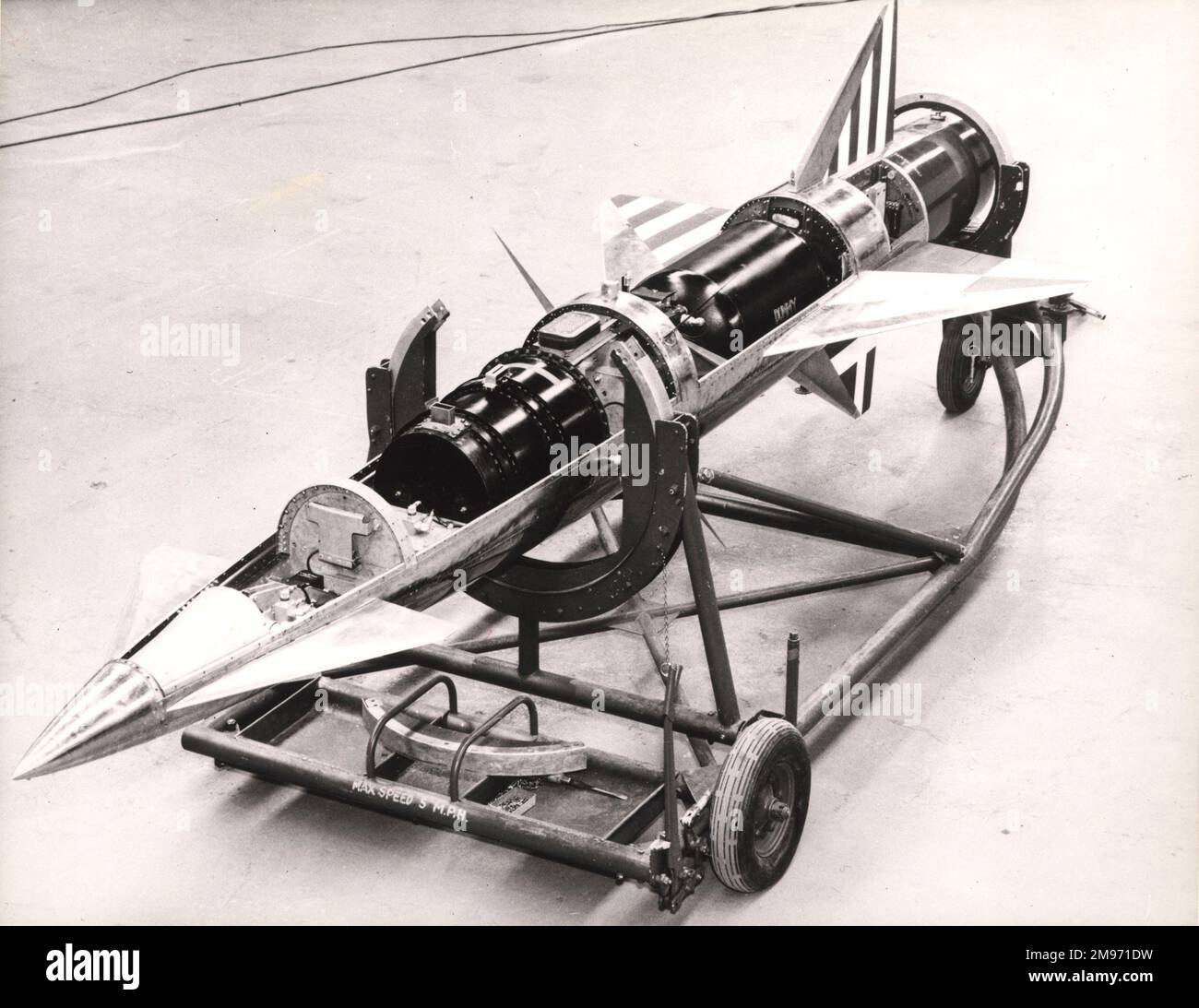 Modell aus blauem Stahl im Maßstab zwei Fünftel auf Transportwagen ohne obere Abdeckungen. Stockfoto