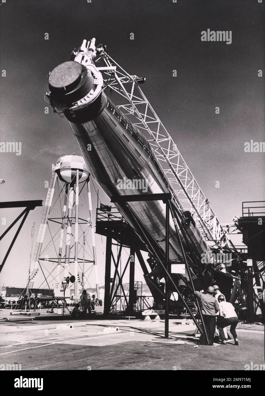 Ein ATLAS ICBM wird in die Schießposition gebracht, durch einen Ausrichter-Abschussmechanismus in der Convair-Anlage in San Diego, Kalifornien. Juni 1959. Stockfoto