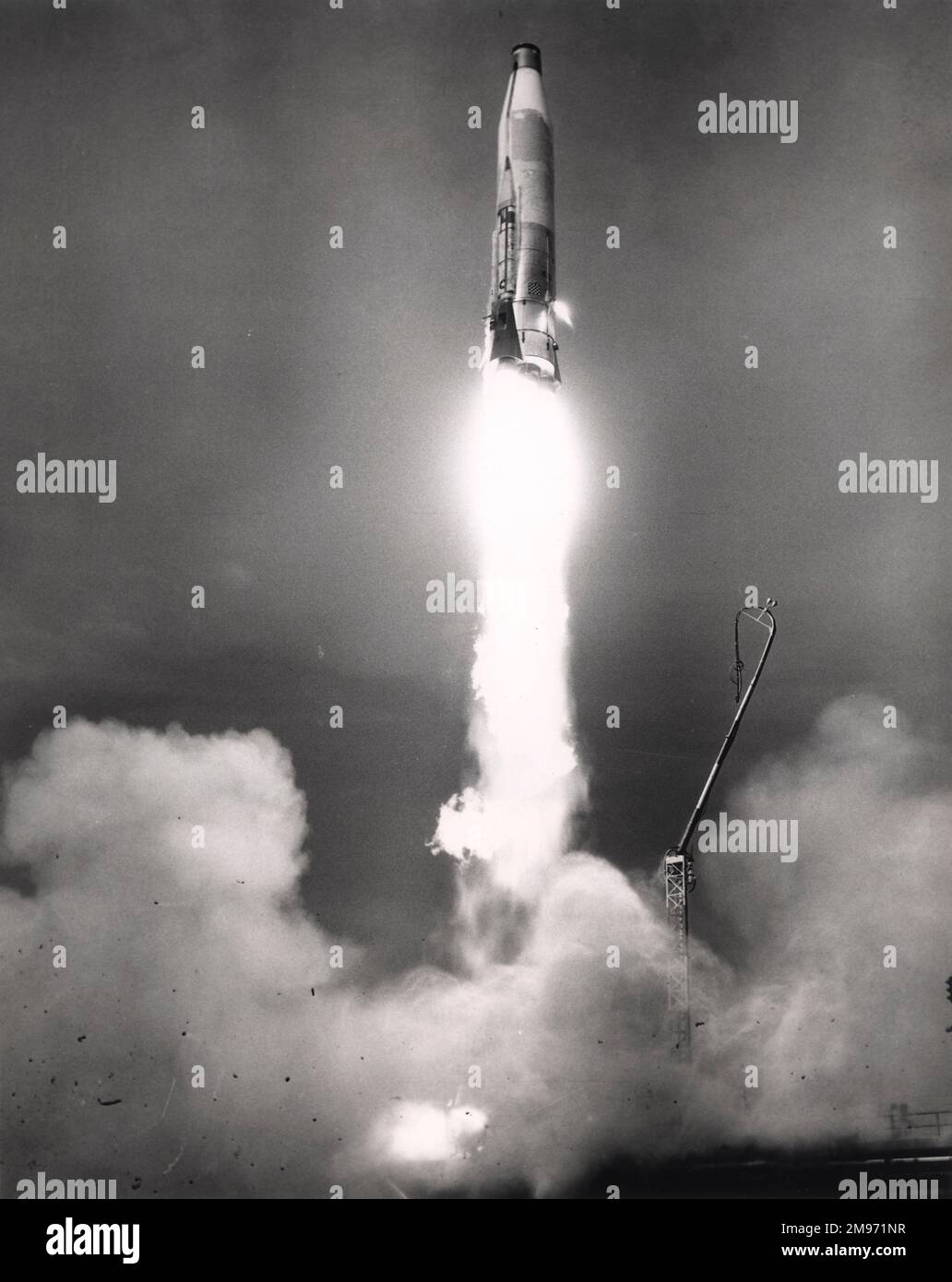 Ein Teststart vom Raketentestzentrum der Luftwaffe in Cape Canaveral eines Convair Atlas ICBM. Stockfoto
