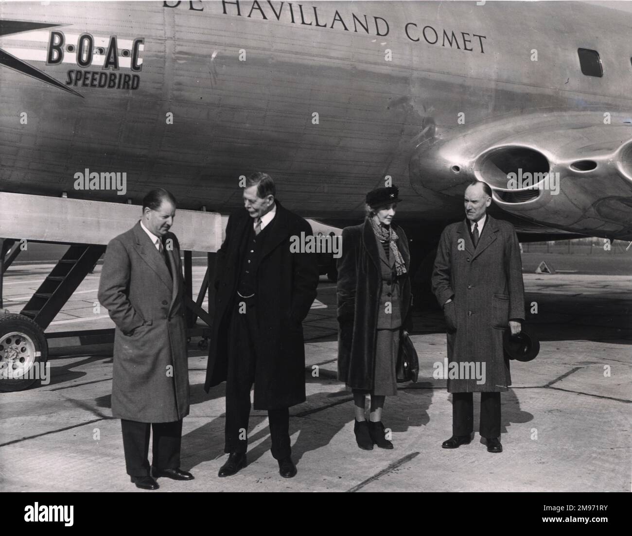 Von links: Major Frank Halford, Lord and Lady Trenchard und Sir Geoffrey de Havilland vor dem ersten Prototyp des Havilland Comet-Flugzeugs am 1. März 1950 nach ihrem Flug. Lady Trenchard wird die erste Frau, die im Kometen fliegt. Stockfoto