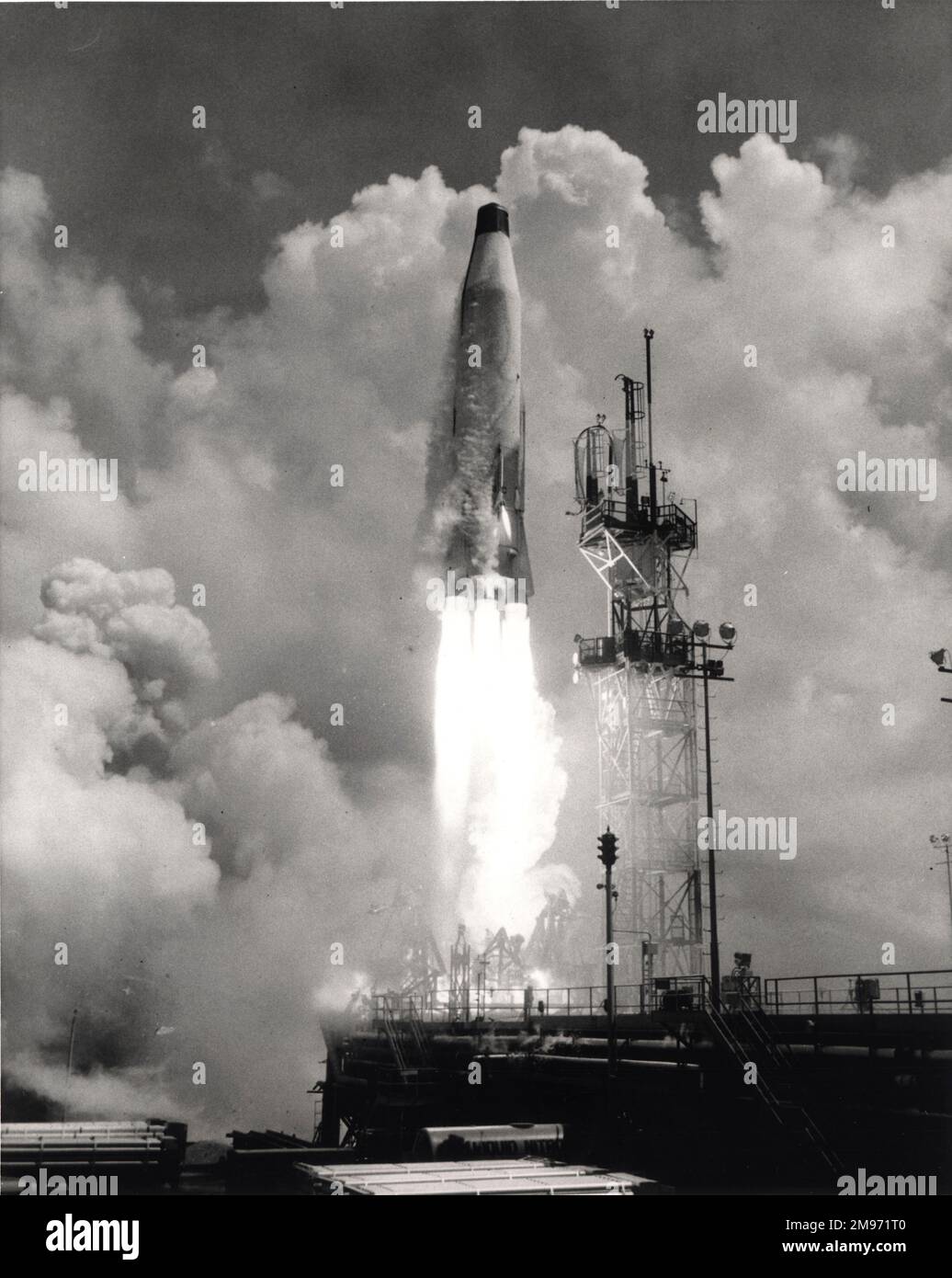 Ein Teststart vom Raketentestzentrum der Luftwaffe in Cape Canaveral eines Convair Atlas ICBM. Stockfoto