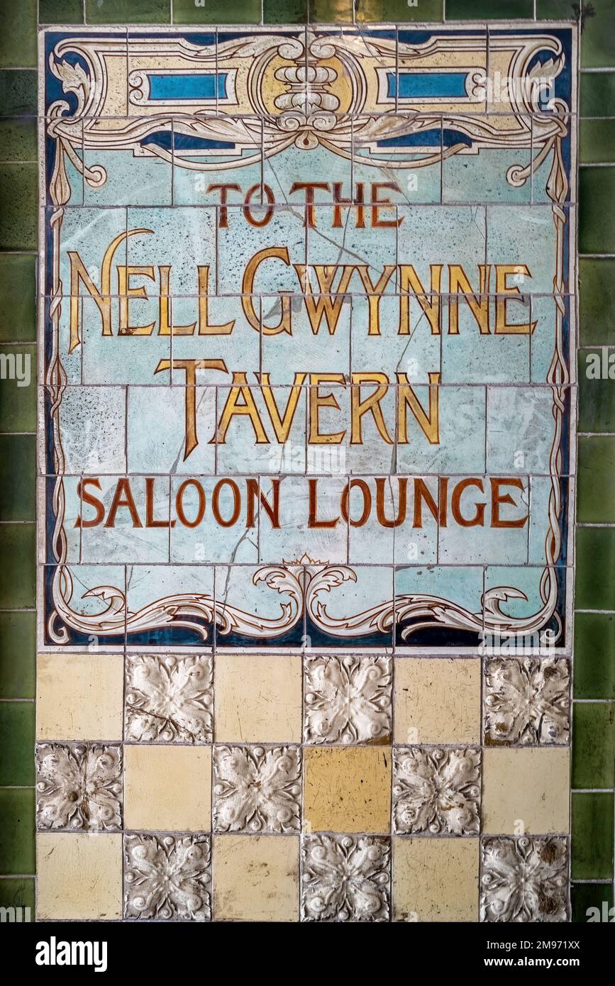 London, Vereinigtes Königreich - 16. April 2022: Die klassischen Fliesen vor der Nell Gwynne Tavern in Bull Inn Court, Covent Garden. Nell war der berüchtigte 17. Jahrhundert A. Stockfoto