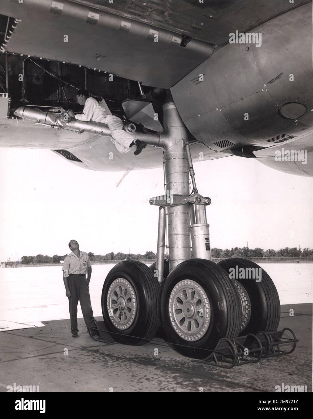 Das vierrädrige Hauptfahrwerk eines Convair B-36. Jedes Hauptrad hat einen Durchmesser von 56in mm. Stockfoto