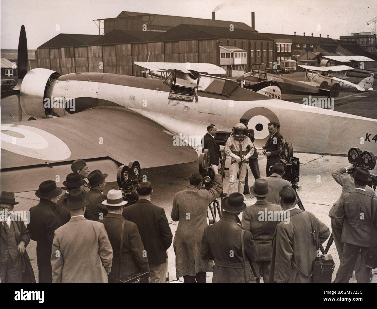 FLT LT LT M.J. Adam von der Royal Aircraft Establishment – Experimental Section erhöhte am 30. Juni 1937 im Bristol 138a, K4879 den Welthöhe-Rekord auf 53.937ft m. Stockfoto