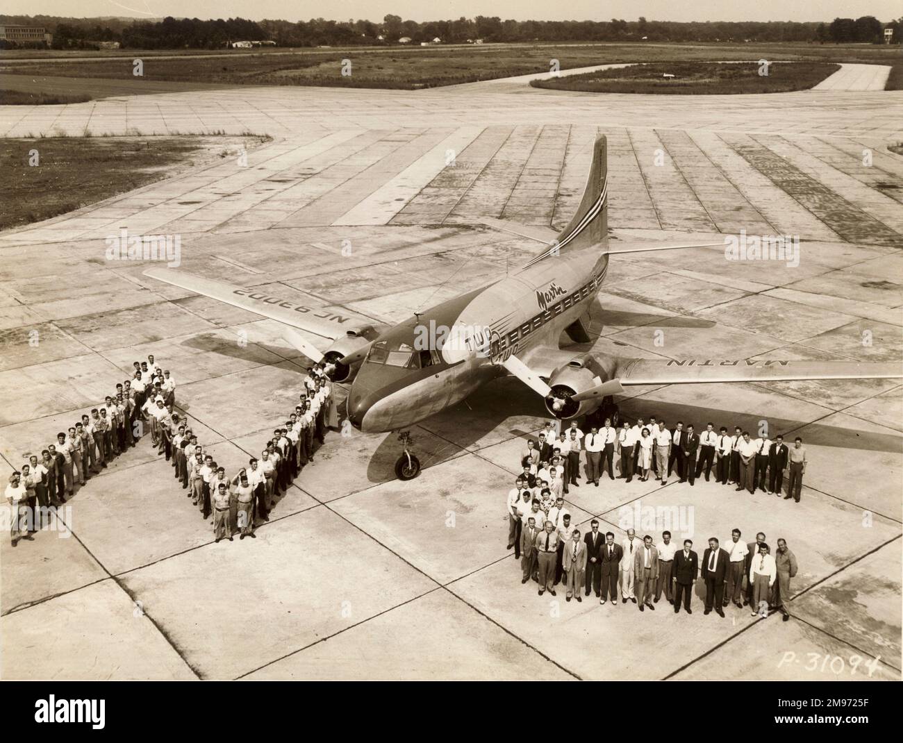 Martin 2-0-2, NC 93002. Der 2-0-2 war das erste zweimotorige Flugzeug nach dem Krieg, das am 13. August 1947 die Zertifizierung der Civil Aeronautics Administration erhielt. Fluggesellschaft und Martin Mitarbeiter bilden eine symbolische NC vor dem ersten lizenzierten 2-0-2. Stockfoto