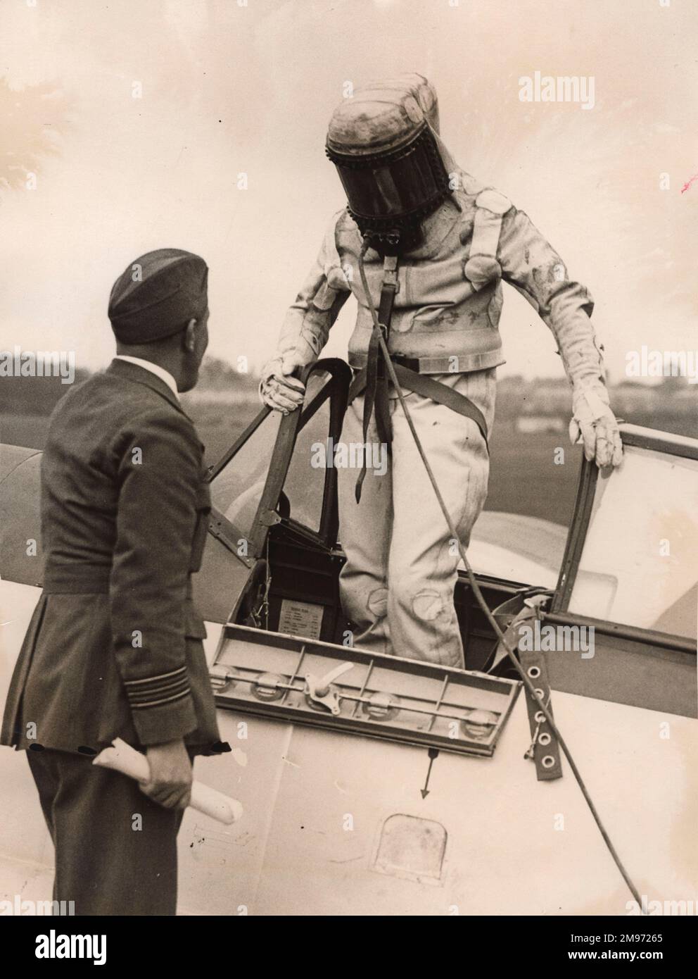SQN LDR F.R.D. Swain von der Royal Aircraft Establishment – Experimental Section in der Pressure Suite von Siebe, Gorman and Company Ltd., in der er am 28. September 1936 in Bristol 138a, K4879 den weltweiten Höhenrekord von 49.967ft m erreichte. Stockfoto