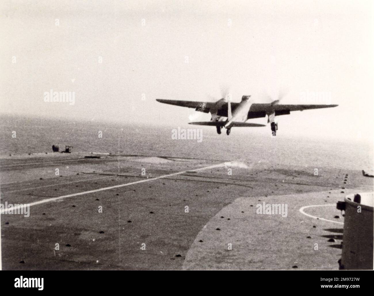 Eine de Havilland Mosquito, die von einem Trägerdeck abhebt (LR359?). Stockfoto