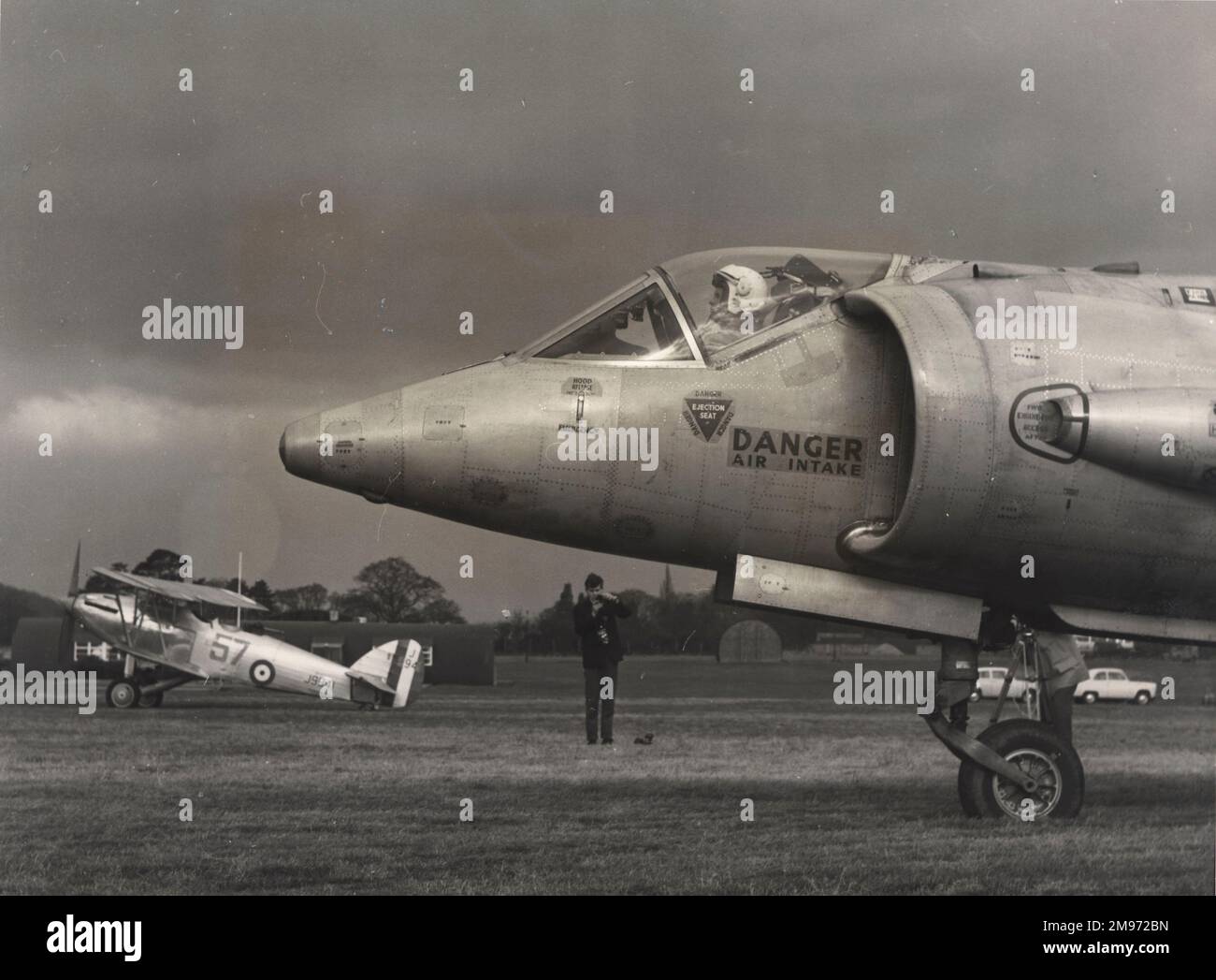 FLT LT LT V. Suhr von der deutschen Bundesluftstreitkräfte, einer von mehreren Piloten, die die Hawker Siddeley Kestrel FGA1 für die dreigliedrige Auswertungsschwadron abdecken, die in der Nähe von Hawker Hart II, J9941, in Dunsfold starten wird. Stockfoto