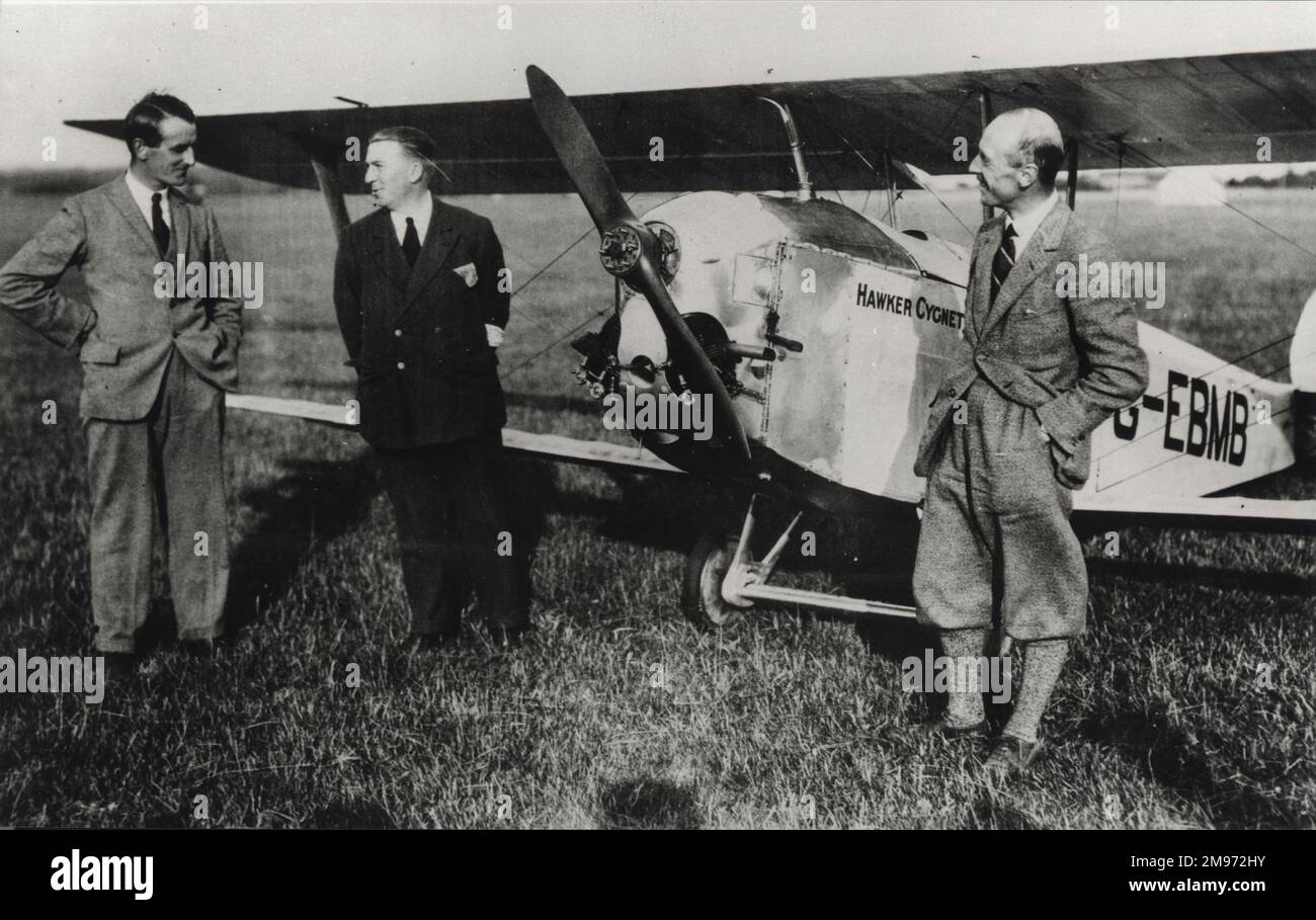 Von links: Sydney Camm, H.K. Jones und P.W.S. (George) Bulman von H.G. Hawker Engineering vor einem Hawker Cygnet, G-EBMB, 1925. Stockfoto