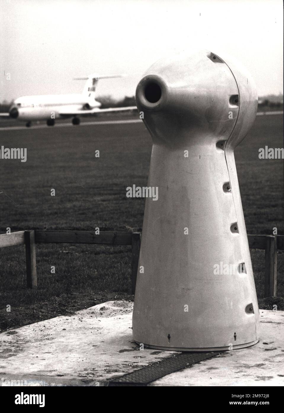 Das 1970 am Flughafen Gatwick installierte Instrumentensystem für die Landebahn. Stockfoto