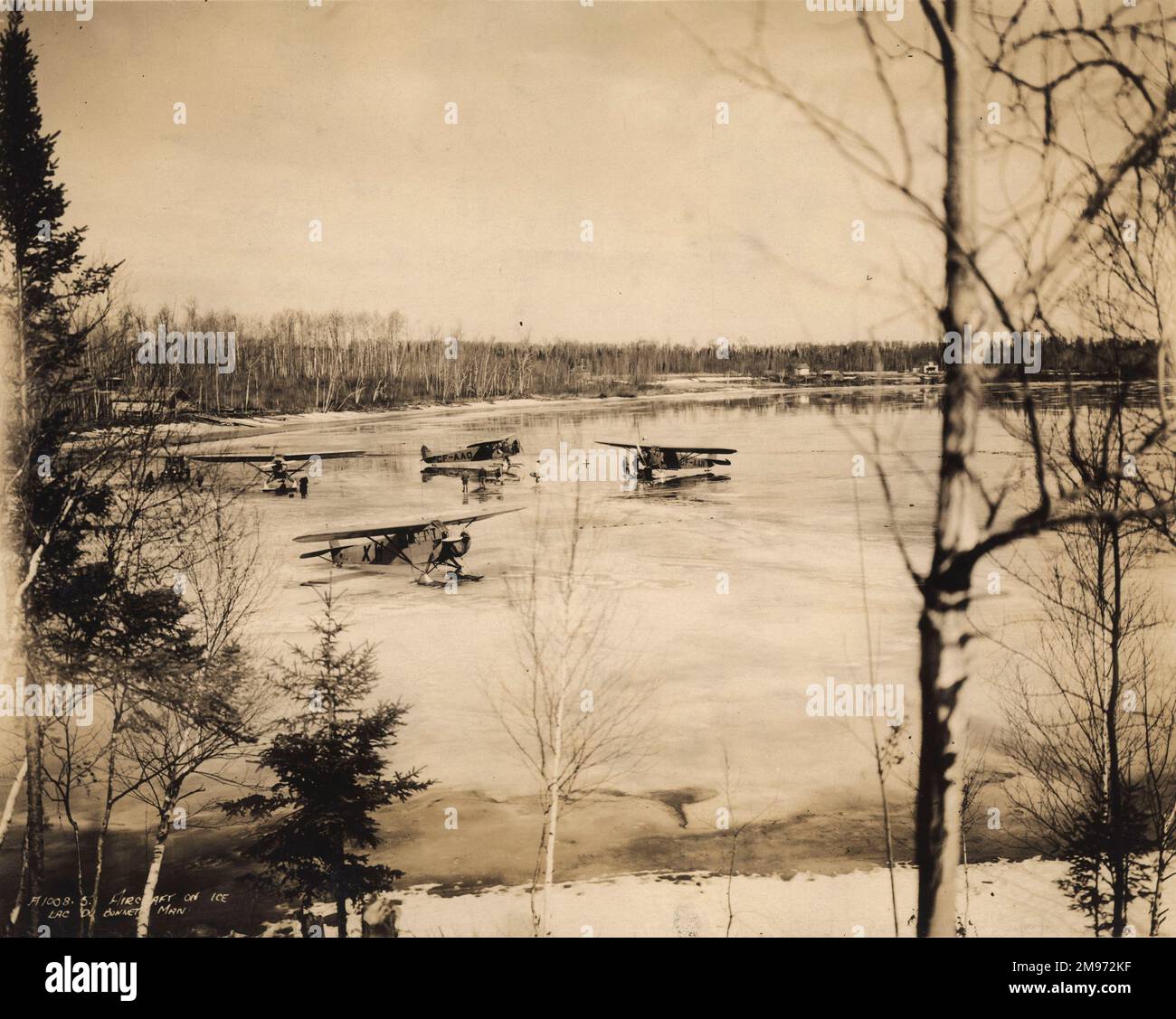Flugzeug des Fairchild FC-2W-2 auf Eis in Lac du Bonnet, Manitoba, einschließlich CF-AAN und CF-AAO, ca. 1929. Mit der Einführung der ersten Fairchilds (die mit Rädern, Floßwagen oder Skiern ausgestattet werden konnten) im Jahr 1927 wurde das große Zeitalter des Buschflugs in Kanada eingeläutet und viel zur Öffnung der nördlichen Gebiete in den späten 1920er und 1930er Jahren beigetragen. Stockfoto