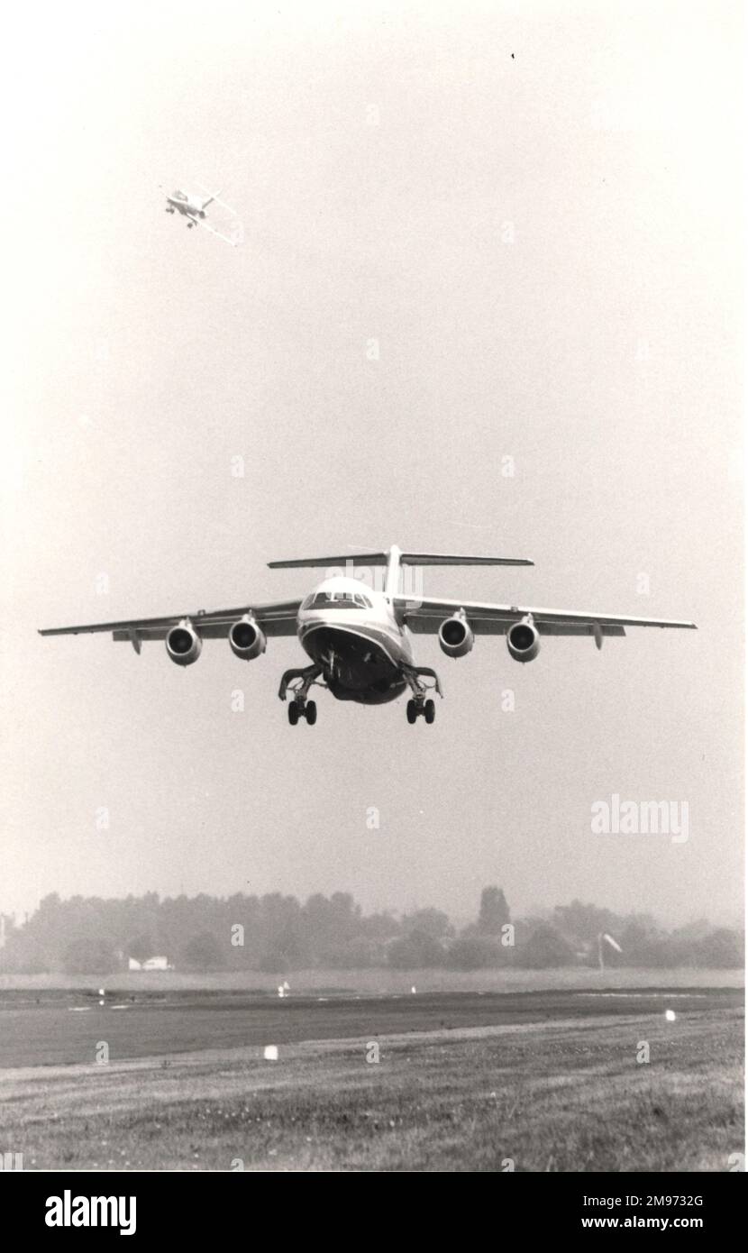 Der Jungfernflug der ersten BAe146, G-SSSH, aus Hatfield am 3. September 1981. Ein BAe125 fungiert als Verfolgungsflugzeug. Stockfoto