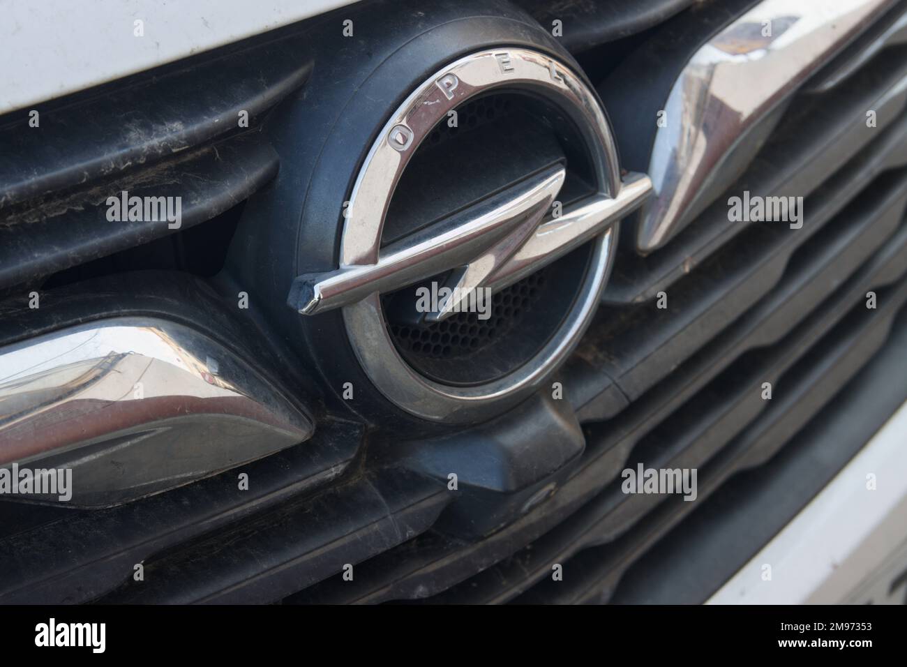 2022.Spanien. Nahaufnahme der Vorderseite eines Autos der Marke Opel, in der das Logo der Marke neben dem vorderen Kühler zu sehen ist Stockfoto