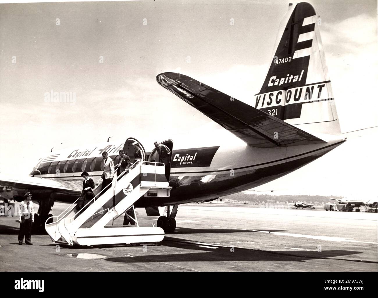 Passagiere, die einen Vickers Viscount 744, N7402 von Capital Airlines abfliegen. Stockfoto