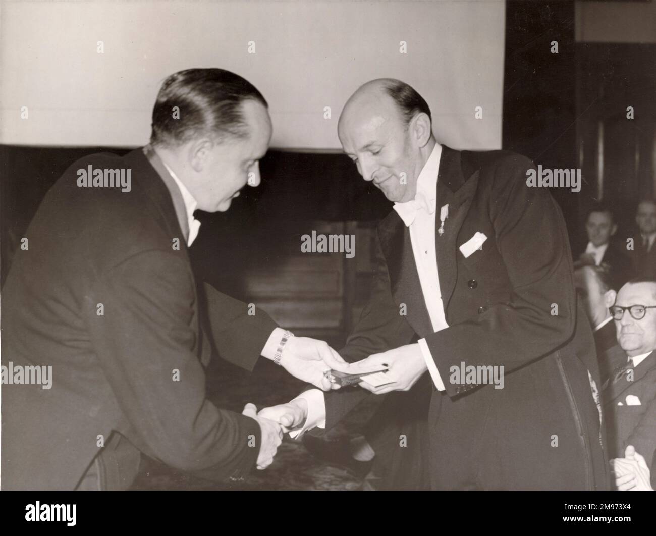 Sir George Edwards erhält die Britische Goldmedaille für Luftfahrt vom Präsidenten der Royal Aeronautical Society, G.H. Dowty, 1952 bei der Wilbur-Wright-Vorlesung 40. Stockfoto