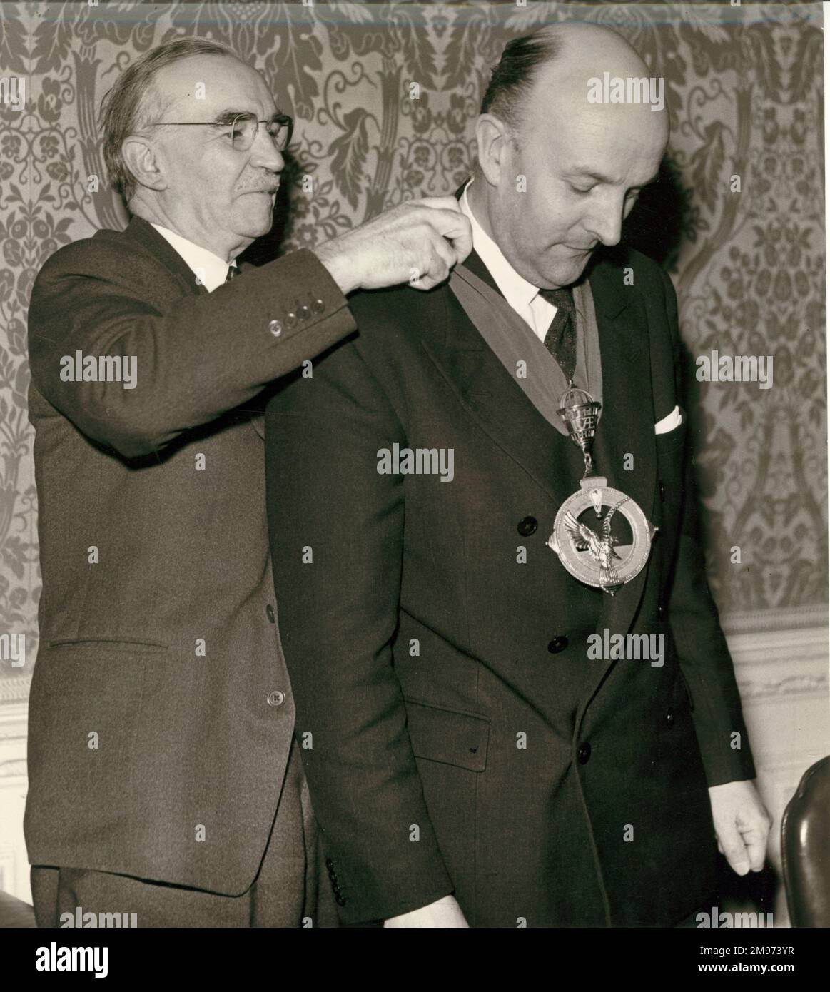 Sir George Edwards wird vom scheidenden Präsidenten E.T. zum Präsidenten der Royal Aeronautical Society ernannt Jones, 1957. Stockfoto