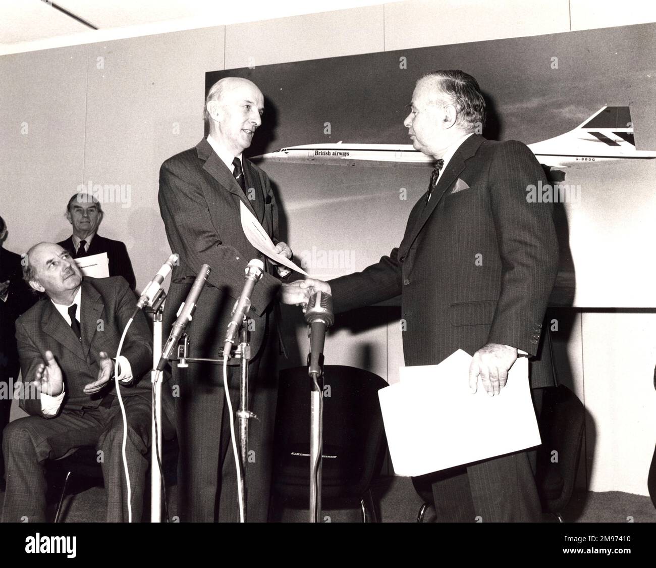 Als Vorsitzender der BAC bestand eine der letzten Pflichten von Sir George Edwards darin, Lord Boyd-Carpenter, den Vorsitzenden der CAA, das britische Musterzulassungszeugnis von Concorde für Lufttüchtigkeit zu akzeptieren. Stockfoto