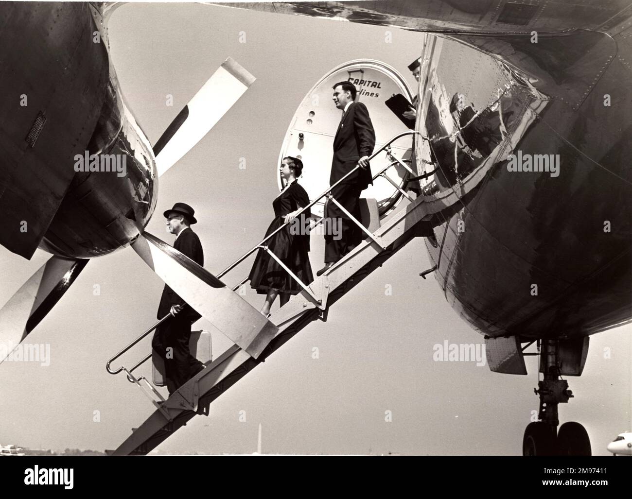 Passagiere, die einen Vickers Viscount 744 von Capital Airlines abfliegen. Stockfoto