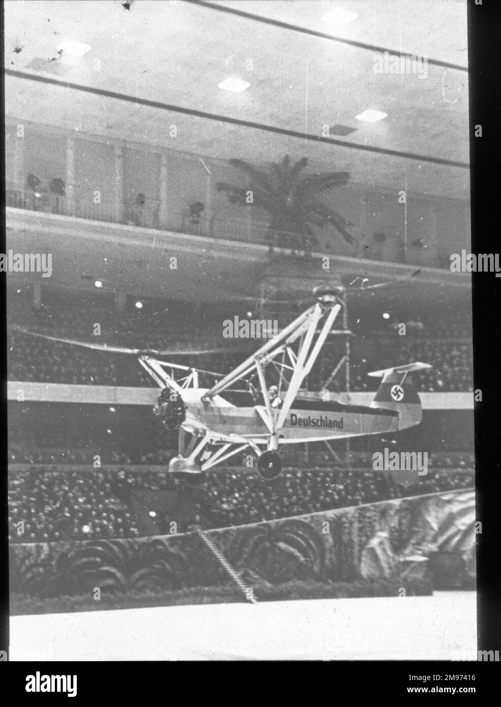Focke Achgelis Fa61 Hubschrauber im Februar 1938 von Hanna Reitsch innerhalb der Berlin Deutschland-Halle geflogen. Stockfoto