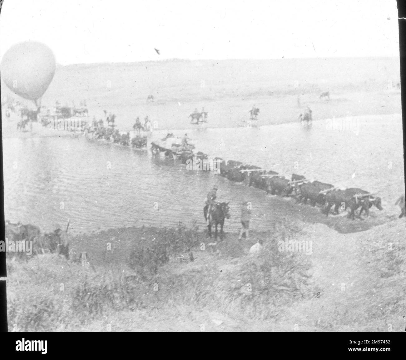 Schnappschuss eines Ballonkonvois, der eine Straße in Südafrika überquert, aufgenommen von W. Maxwell vom Standard. Böhlerkrieg. Stockfoto
