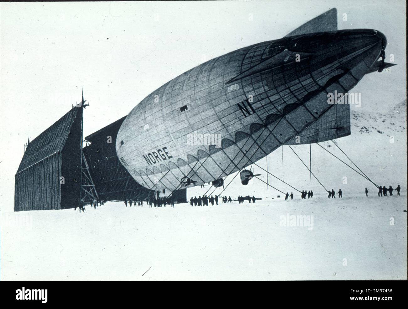 Umberto Nobils Norge wird kurz nach der Landung in den Schuppen von Kings Bay gezogen. 7. Mai 1926 Stockfoto