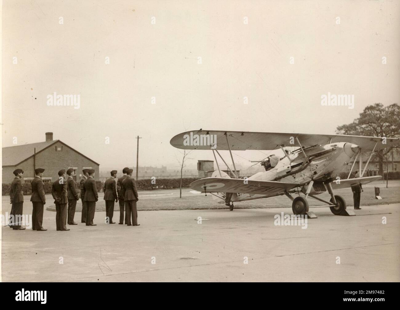 Hawker Dämon I, K5710, in Northolt, wird vom König gesehen. Stockfoto