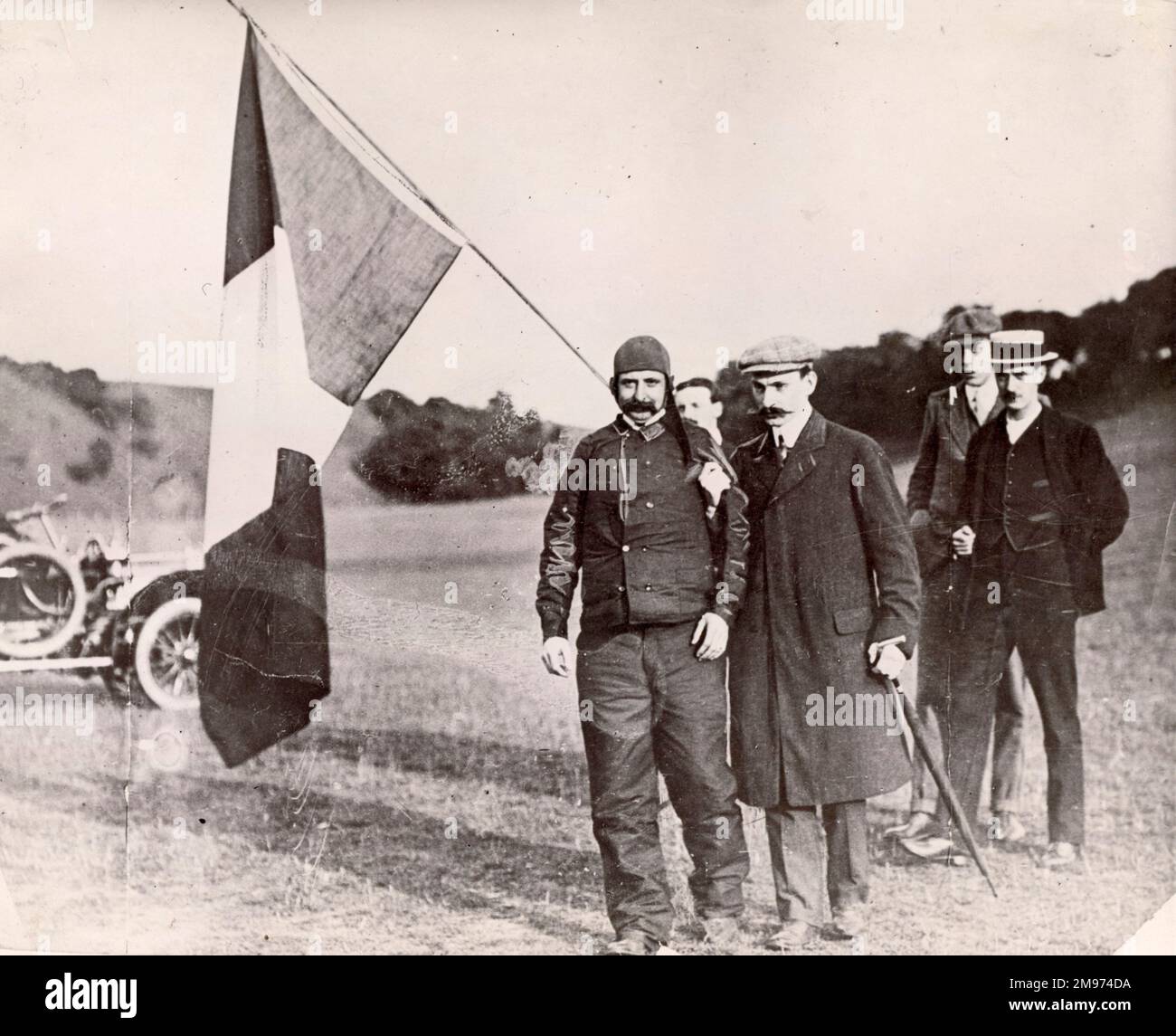 Charles Fontaine, Reporter von Le Matin, und seine Trikolore mit Louis Blériot auf der Wiese Northfall, Dover, am Morgen des 25. Juli 1909. Stockfoto