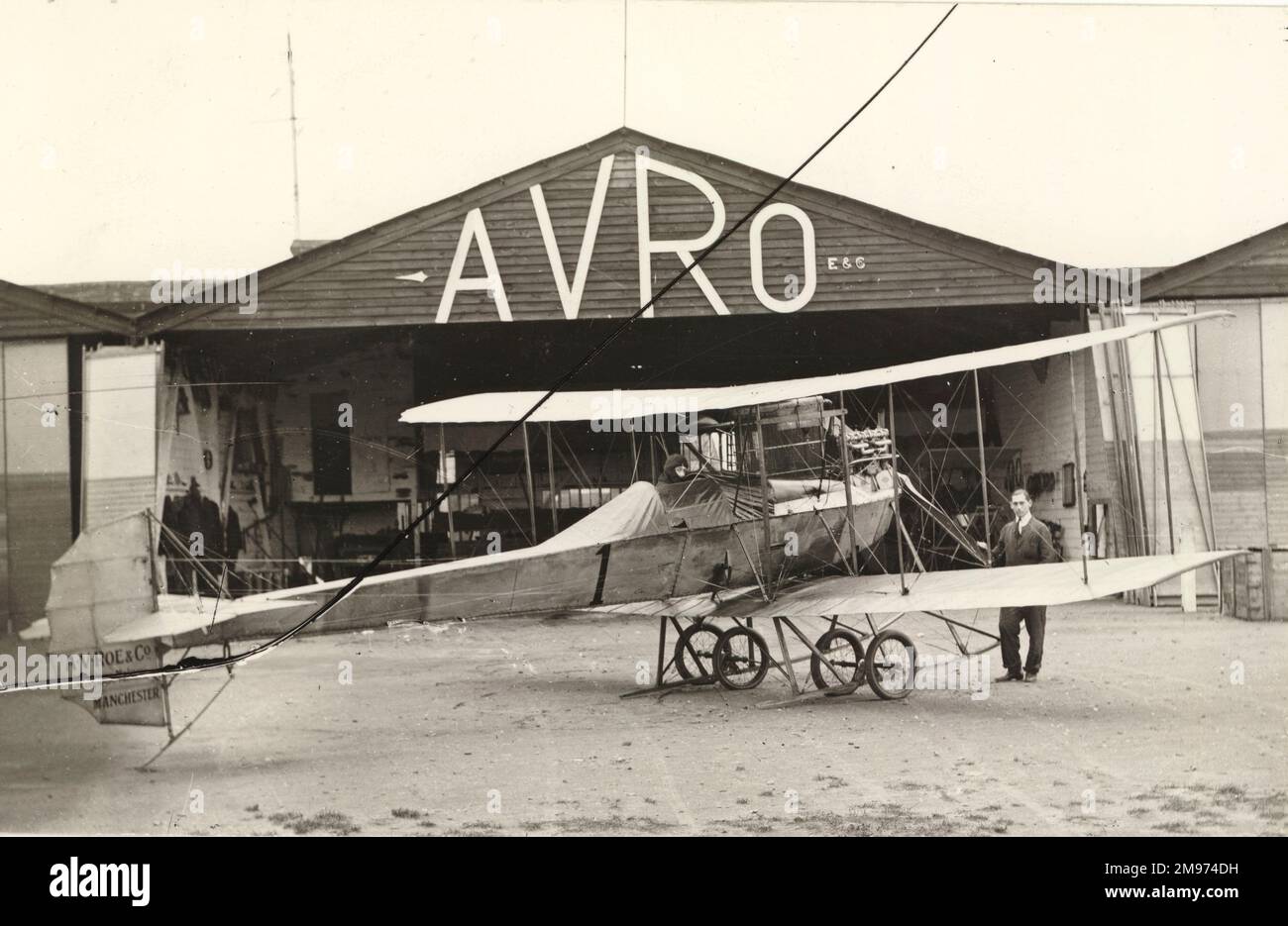 F.P. Raynham nahm im Oktober 1911 im vierten Avro Type D in Brooklands Platz. Stockfoto