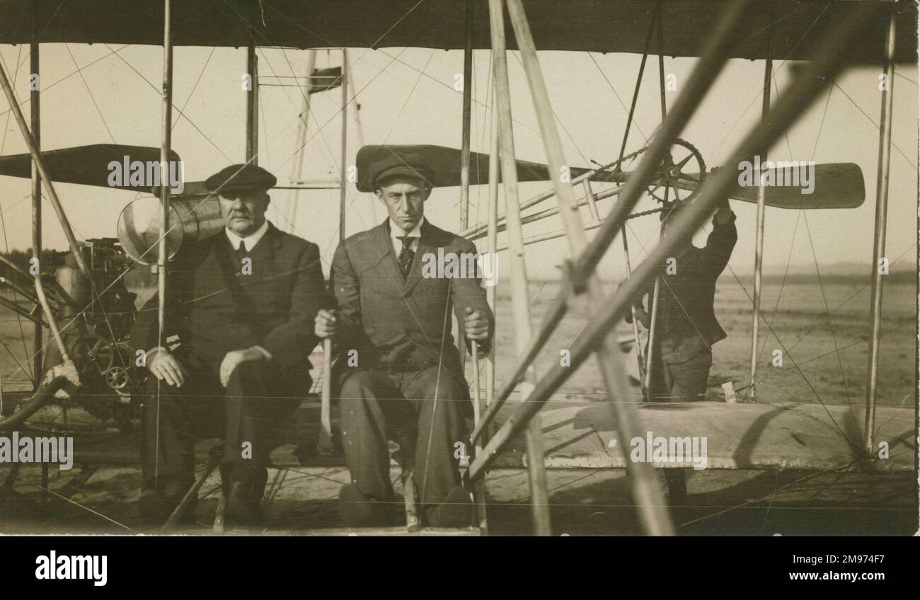 Frank Hedges Butler und Wilbur Wright nach dem Flug in Camp d'Auvours, 8. Oktober 1908. Stockfoto