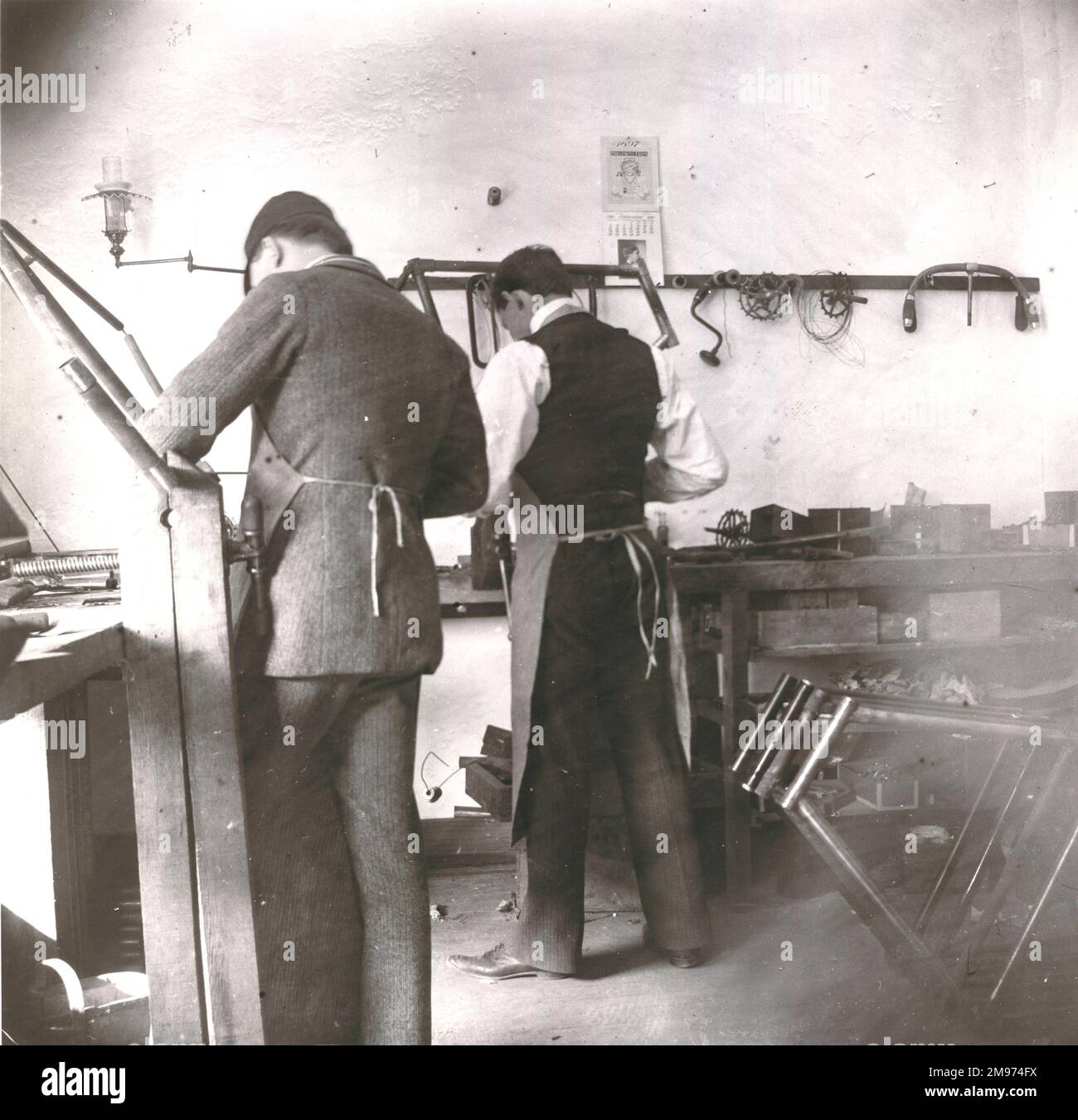 Ed Sines und Orville Wright im Hinterzimmer des Fahrradladens. 1897. Stockfoto