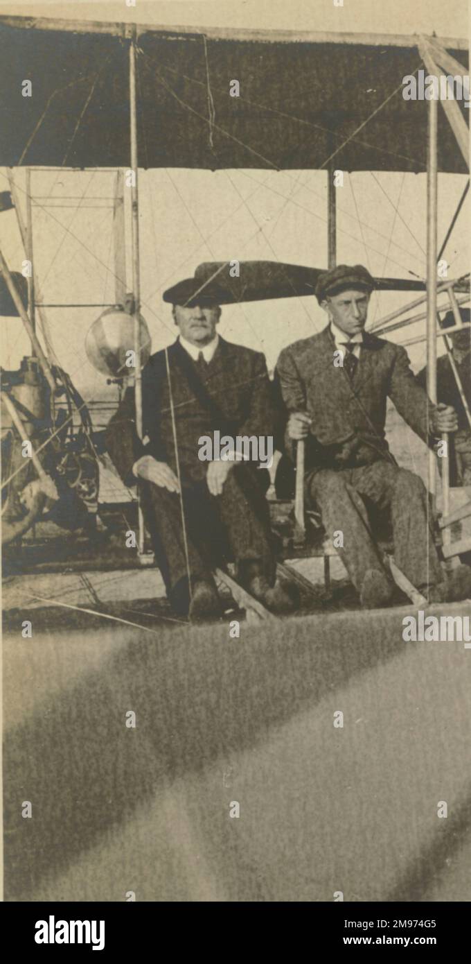 Frank Hedges Butler und Wilbur Wright nach dem Flug in Camp d'Auvours, 8. Oktober 1908. Stockfoto