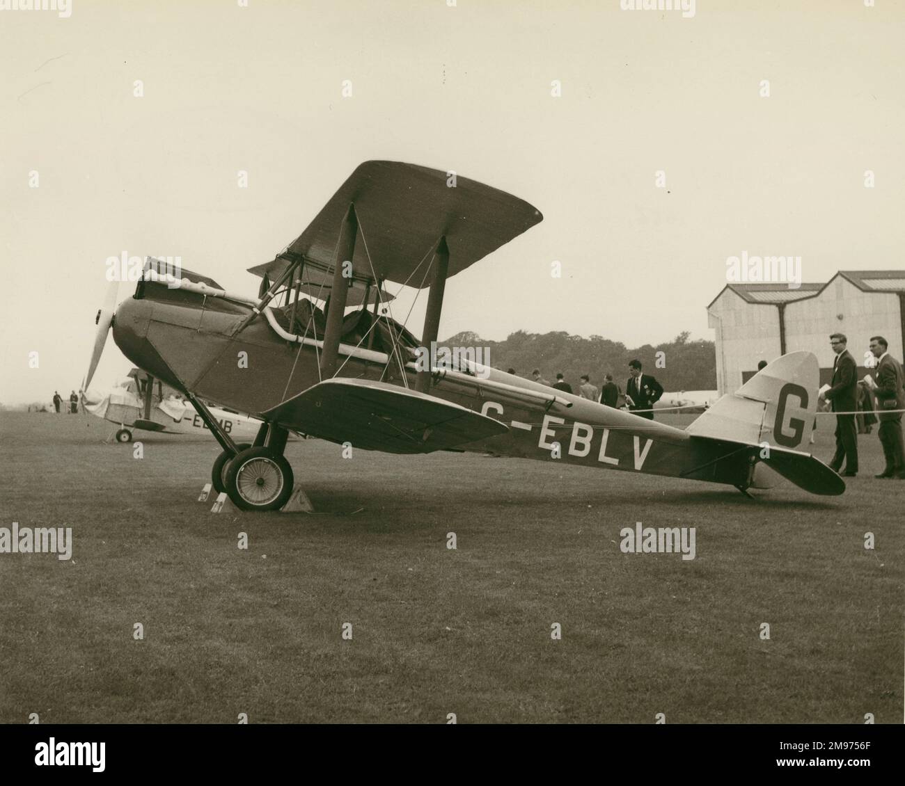 Vorproduktion de Havilland DH60 Moth, G-EBLV, auf der Wisley Raes Garden Party 1956. Immer noch lufttauglich. Stockfoto