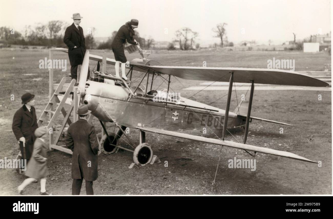 De Havilland DH60 Cirrus II Moth, G-EBQE, Arom, ist mit Shell Motor Spirit von Frau George Wilson gefüllt. Stockfoto