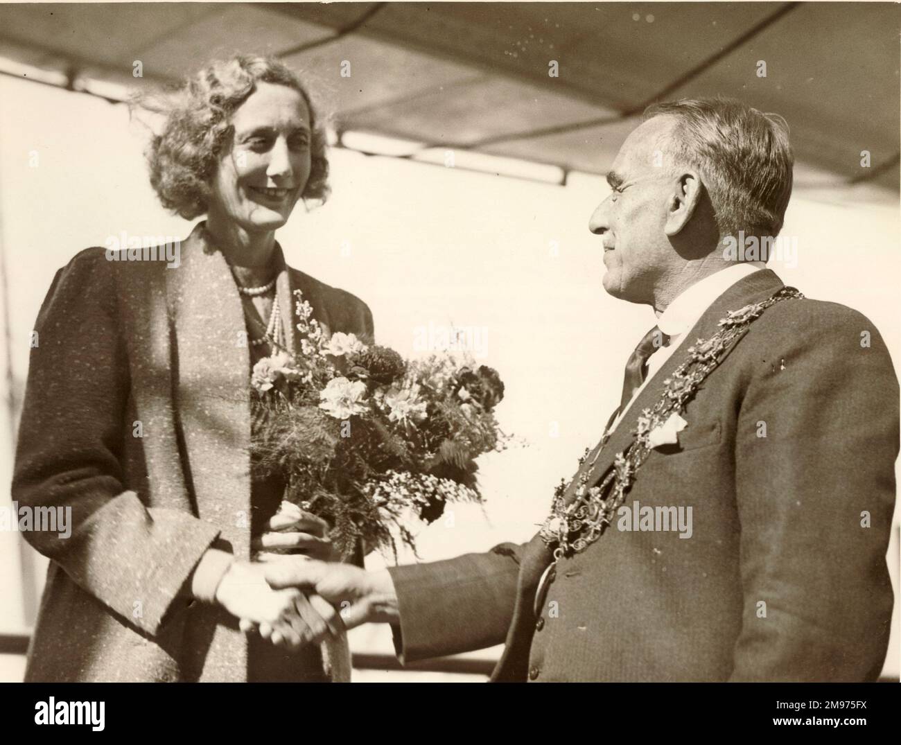 Beryl Markham, 1902-1986, wird bei ihrer Ankunft in Großbritannien an Bord der Queen Mary vom Bürgermeister von Southampton begrüßt. September 1936. Stockfoto