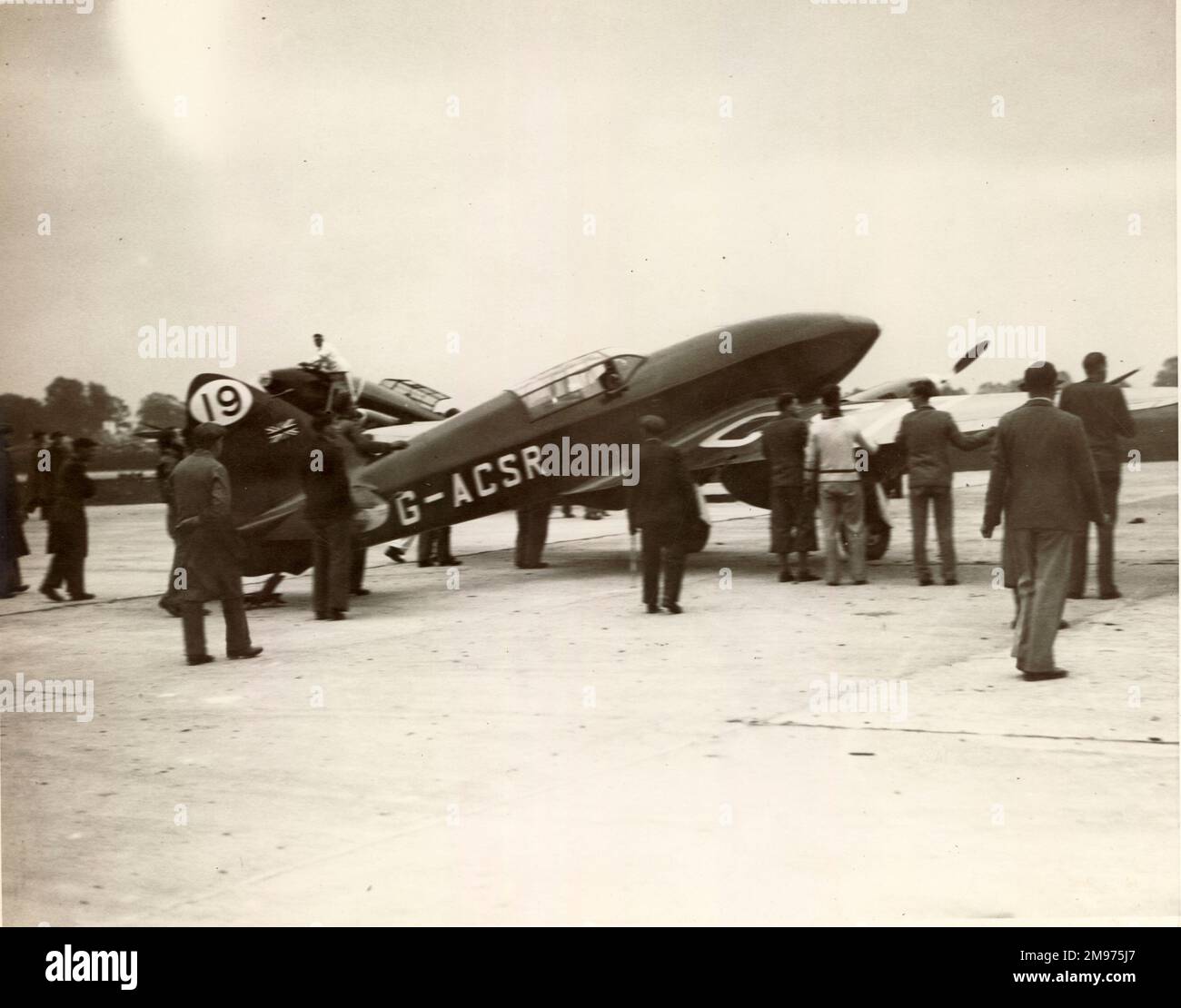 Der zweite de Havilland DH88 Comet, G-ACSR, bereit für den Flugtest kurz vor Einbruch der Dunkelheit nach dem Unfall vor dem Rennen. Stockfoto