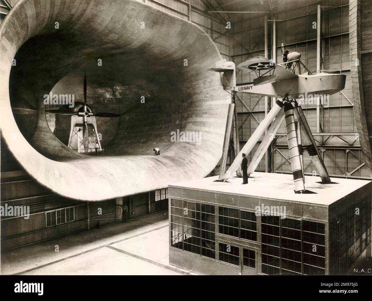 Ein einmotoriges Loening XSL-1-Flugboot im Full-Scale-Windkanal im Oktober 1931 im National Advisory Committee of Aeronautics Laboratories in Langley Field, Virginia, USA. Stockfoto