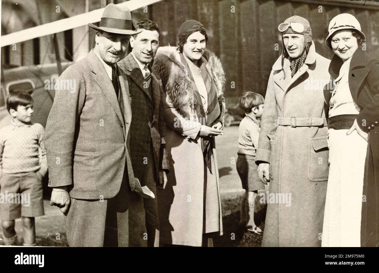 Ford Aerodrome. Von links: Geoffrey Cobham, Sir Alan Cobham, William Courtenay, Lady Cobham, Michael Cobham, SQN LDR Helmore und Lady Gunter. Stockfoto