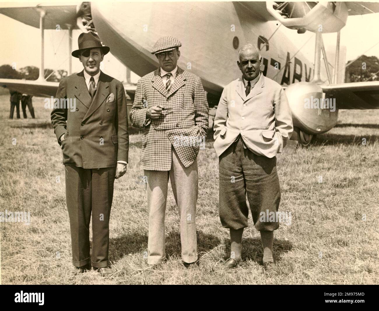 Von links: Major Jack Stewart, Boulton & Paul Sales Manager; Dr. J.D. Nord, Chefingenieur und Sqn LDR C.A. REA, Testpilot, vor dem Boulton & Paul P64 Postunternehmen. Etwa 15. Juni 1933. Stockfoto