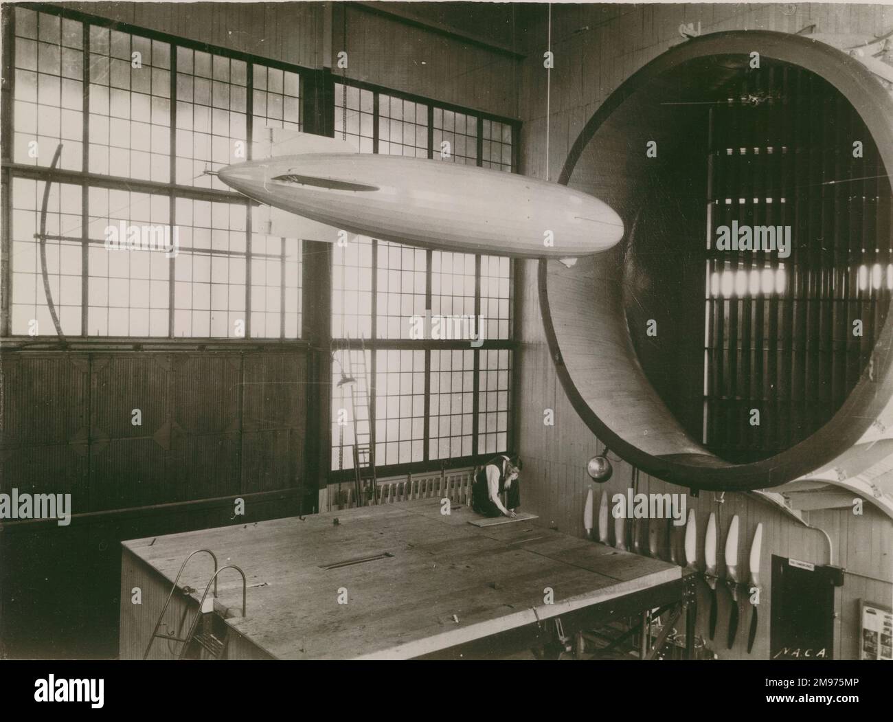 Ein 1/40-Modell des Luftschiffs Akron im Full-Scale-Windkanal im National Advisory Committee of Aeronautics Laboratories in Langley Field, Virginia, USA, im Januar 1935. Stockfoto