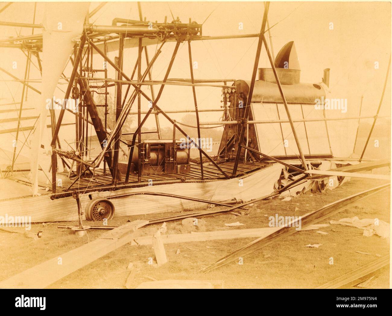 Wrack von Sir Hiram Maxims dampfbetriebenem Flugzeug. Die verbogene Achse ist zu beachten, die durch zu hohen Druck auf die Antitrapezschienen beschädigt wurde, die das Flugzeug am Verlassen des Bodens hindern. Stockfoto