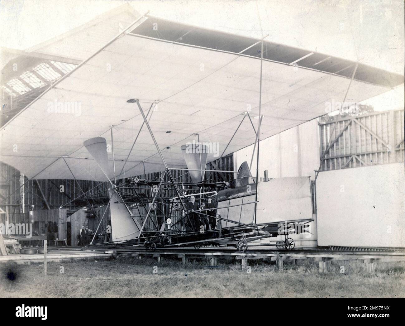 Sir Hiram Maxim mit seiner Flugmaschine im Baldwyns Park, Kent. Stockfoto