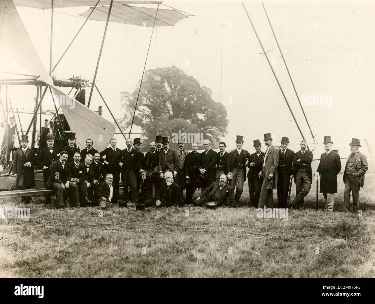 Sir Hiram Maxim und sein erstes Flugzeug mit Mitgliedern der Luftfahrtgesellschaft von Großbritannien, 1891. Stockfoto