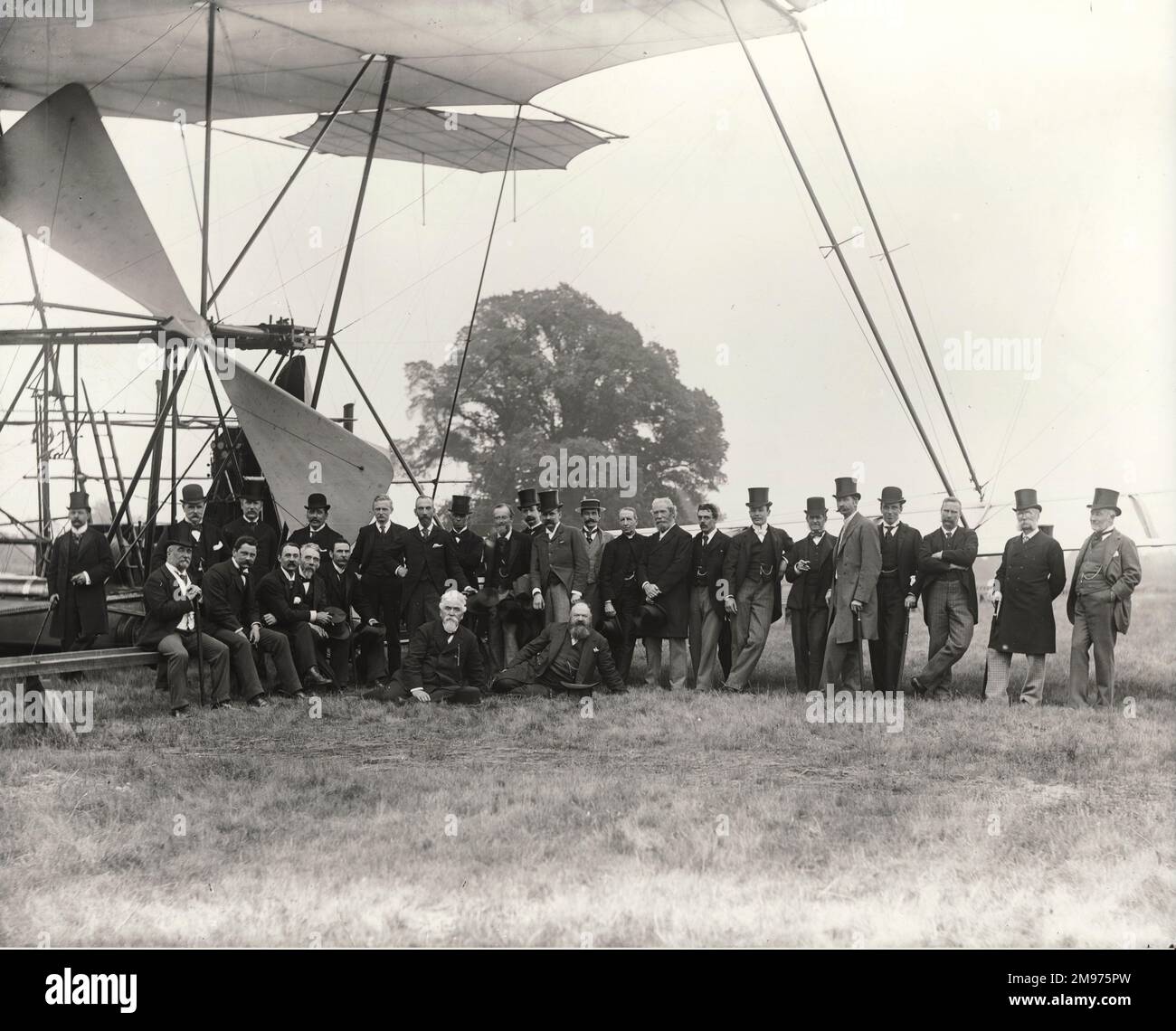 Sir Hiram Maxim und sein erstes Flugzeug mit Mitgliedern der Luftfahrtgesellschaft von Großbritannien, 1891. Stockfoto