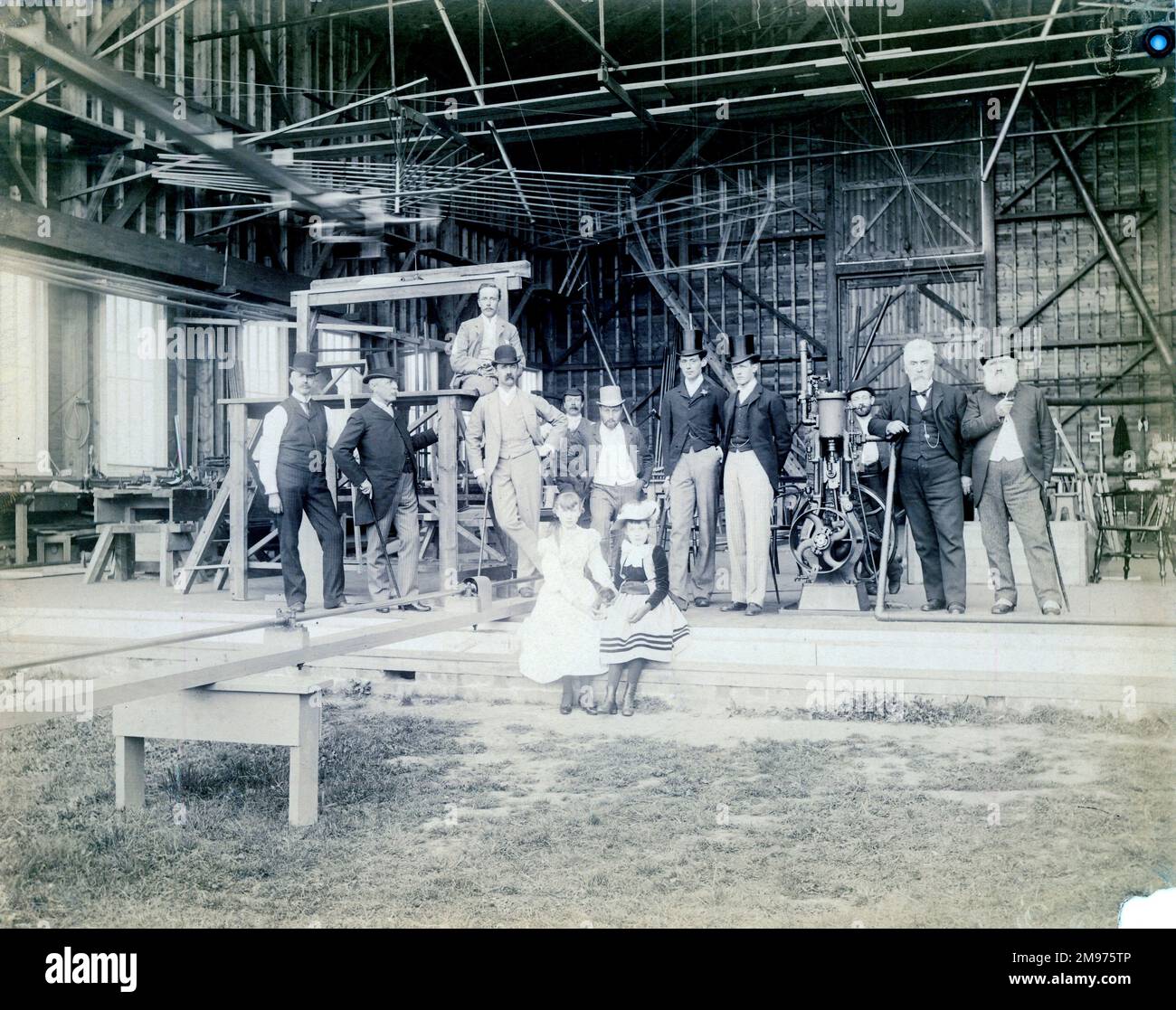 Sir Hiram Maxim und Besucher in seinem Schuppen im Baldwyns Park, Kent, zeigen den Motor für den Wirbel-Tisch und Schacht nach Same, 1893. Stockfoto