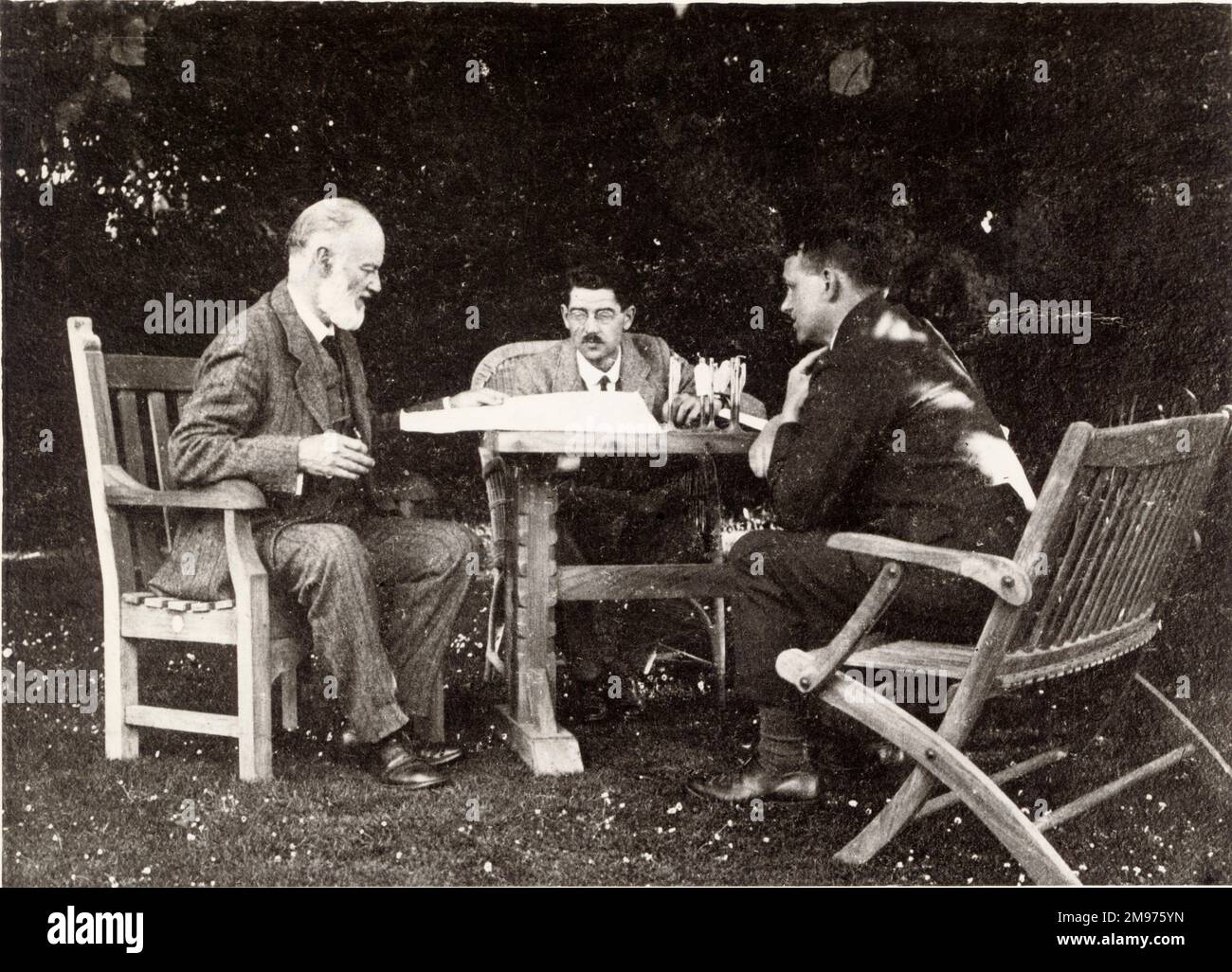 Unter dem Maulbeerbaum. Von links: Sir Henry Royce, C.L. Jenner und E.W Nesselsucht. Stockfoto