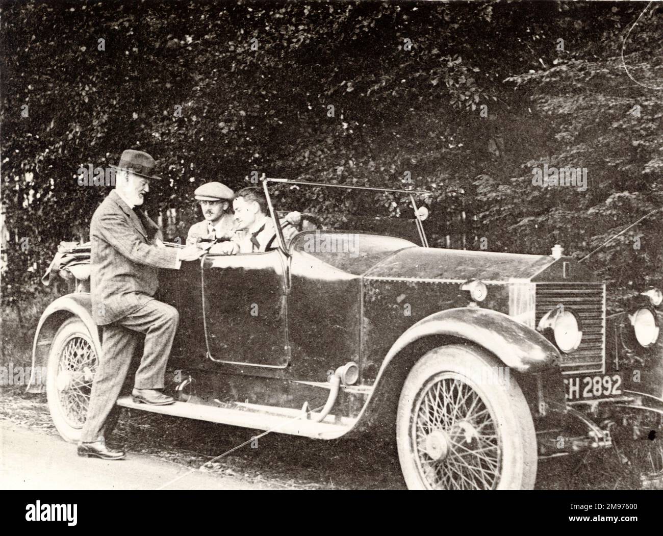 Von links: Sir Henry Royce, C.L. Jenner und A.G. Elliot mit einem 20hp Rolls-Royce. Stockfoto