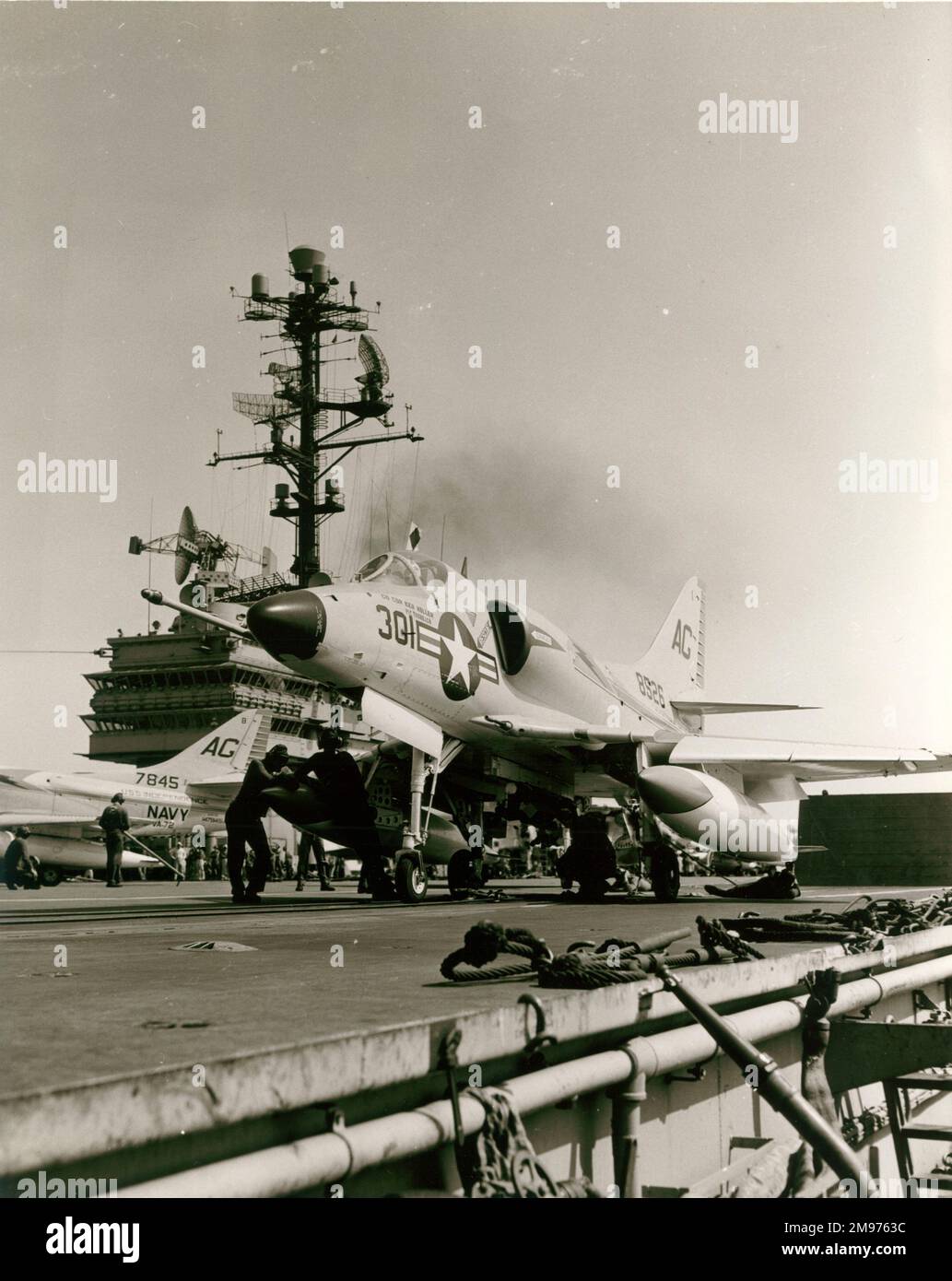 Ein Douglas A-4C Skyhawk, 148526, die gleich von der USS Independence abfahren. Stockfoto